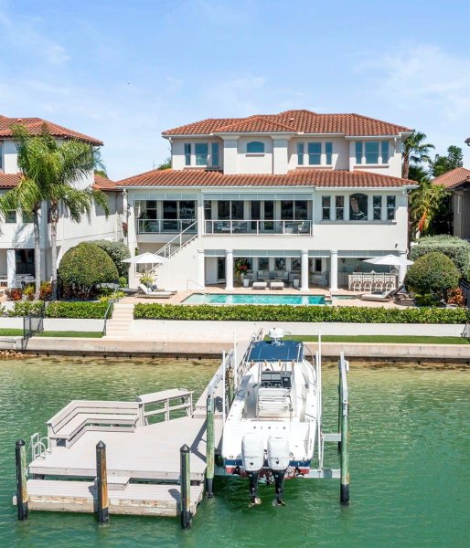 19 BAYFRONT Ct ST PETERSBURG, FL 33711