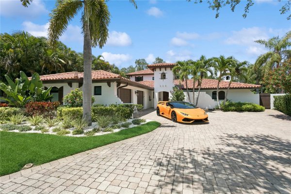 145 BAY Pt Dr ST PETERSBURG, FL 33704