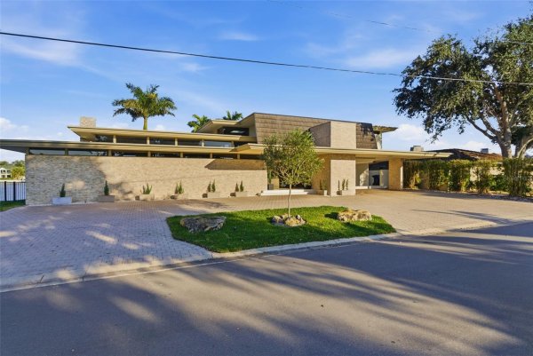 10 BRIGHTWATERS Cir ST PETERSBURG, FL 33704