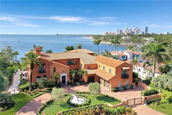 501 BRIGHTWATERS Blvd ST PETERSBURG, FL 33704