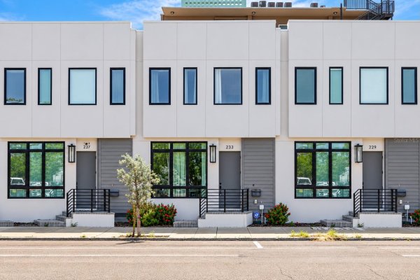 233 8TH St ST PETERSBURG, FL 33701