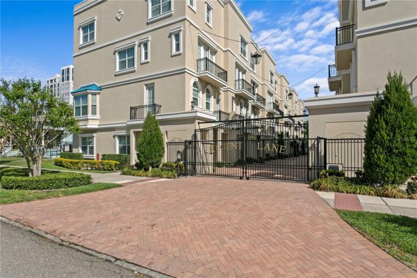 412 REGENT Ln ST PETERSBURG, FL 33701