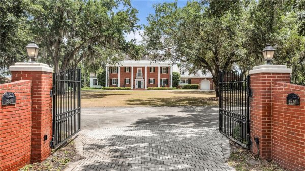 1530 WATERWITCH Dr ORLANDO, FL 32806