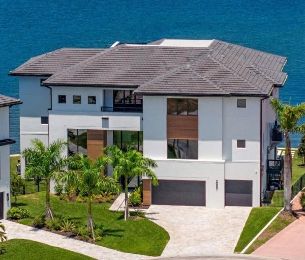 2087 MICHIGAN Ave ST PETERSBURG, FL 33703