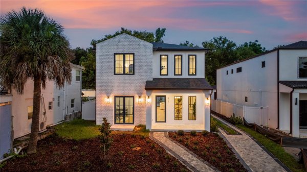 917 Lk EMERALD Dr ORLANDO, FL 32806