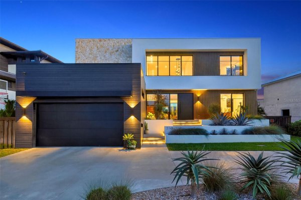 370 BELLEAIR Dr ST PETERSBURG, FL 33704