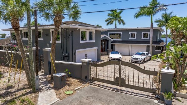 2785 BAYSIDE Dr ST PETERSBURG, FL 33705