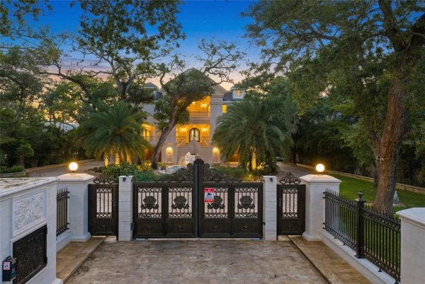 2000 Park St ST PETERSBURG, FL 33710