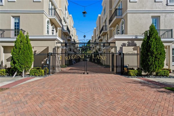 400 REGENT Ln ST PETERSBURG, FL 33701